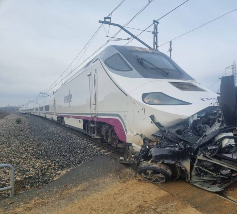 Tragedia en Husillos, Palencia: Dos fallecidos tras una colisión entre un tren Alvia y un turismo