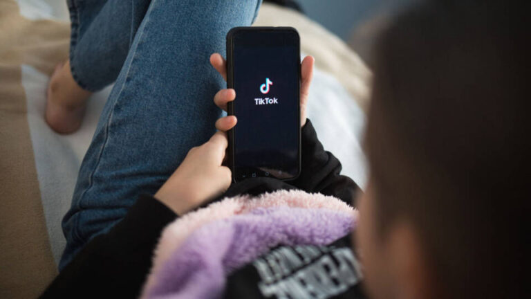 Uno de cada cinco jóvenes españoles usa TikTok más de dos horas al día, superando el límite recomendado