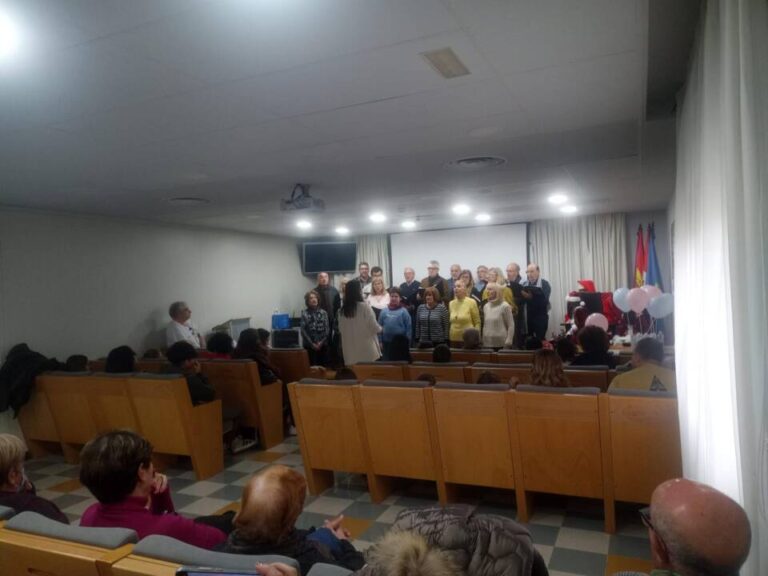 La Coral Voces Amigas traslada al Hospital de Medina del Campo la magia de la Navidad