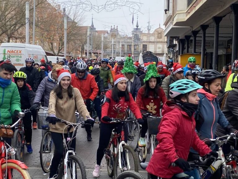 Una marea de bicicletas recorre Medina del Campo en busca de un cochinillo 