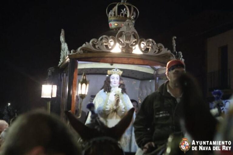 Nava del Rey se enciende de fe y fuego en la ‘Bajada’ de la Virgen de los Pegotes