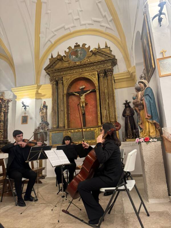 El retablo lateral del Cristo Crucificado en la Iglesia de Santiago Apóstol de Megeces recupera su esplendor