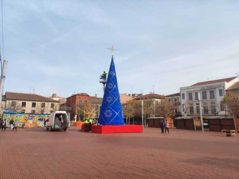 Medina del Campo comienza la instalación de su Árbol de Navidad en la Plaza Mayor de la Hispanidad