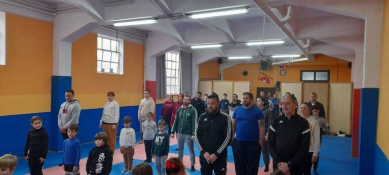 El Club Budokan Medina reúne a familias enteras en un entrenamiento muy especial