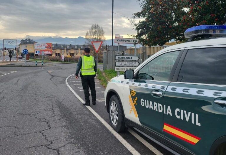 Grave accidente en la A-62: un conductor herido tras chocar contra un árbol en Revilla Vallejera