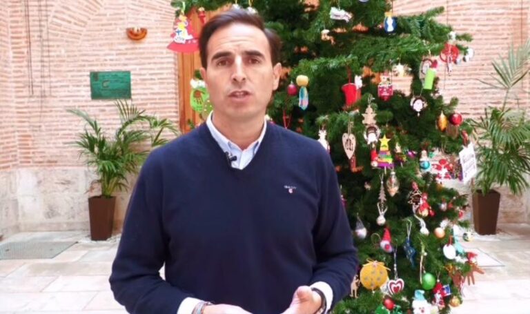 Guzmán Gómez felicita la Navidad a los medinenses desde el Árbol de la Esperanza