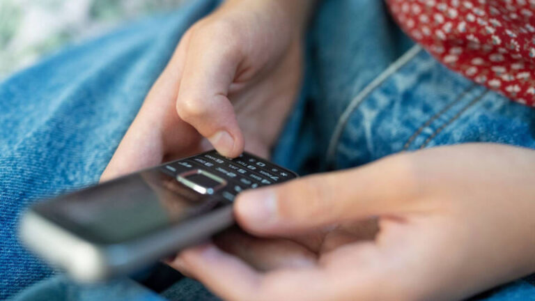 Cuidado al buscar teléfonos de atención al cliente: así te engañan con llamadas de alto coste