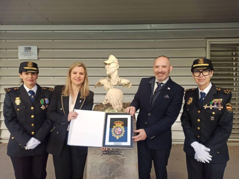 La fundación medinense ‘Juntos por una Sonrisa’ recibe una condecoración de la Policía Nacional