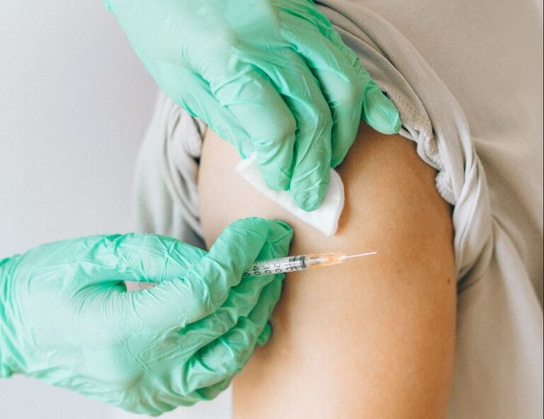 Sanidad refuerza su arsenal contra el herpes zóster con otras 60.000 vacunas tras dispararse la demanda en Castilla y León