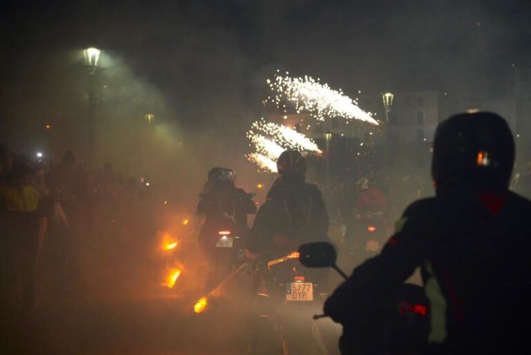 Tordesillas brilla con la participación de 8.000 Motauros en el desfile de antorchas
