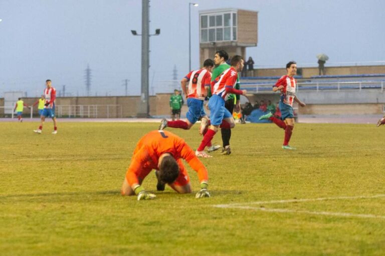 La Gimnástica Medinense deja escapar la victoria en el descuento y cae al último puesto