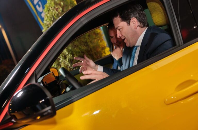 Mañueco exige al Gobierno un pacto para fortalecer la automoción y reclama más ayudas para el coche eléctrico
