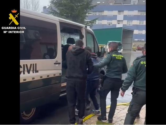 La Guardia Civil detiene a cinco personas por el robo de cableado telefónico en la carretera entre San Pedro del Arroyo y Albornos