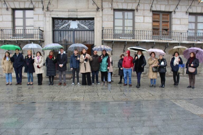 Medina del Campo recuerda a las víctimas del 11M con un minuto de silencio 