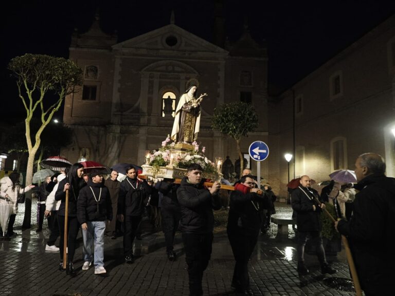 Medina del Campo: entre nubes y esperanza, la procesión de la Beata Ana de Jesús le gana el pulso a la lluvia
