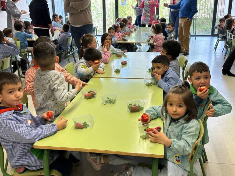 La campaña #YoComoFresasdeHuelva pone el foco en los colegios, comenzando en Medina del Campo