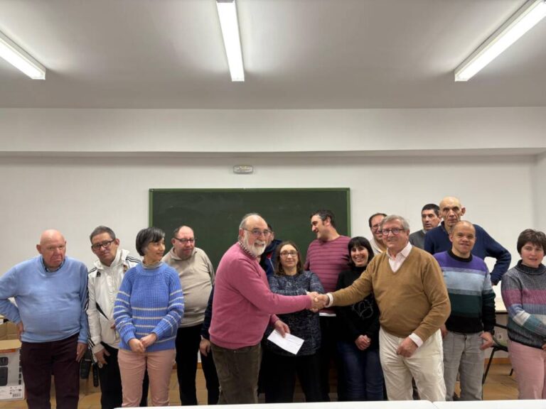 ASCEDIS recibe 900 euros recaudados con lo obtenido en la Lotería de Navidad de Farmacia Óptica El Arco
