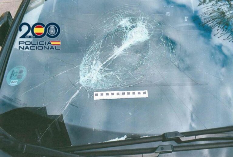 Detenido un conductor en Valladolid tras destrozar la luna de otro coche en una discusión de tráfico en el Clínico