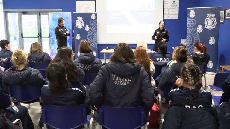 La Policía Nacional conciencia a las jugadoras del VRAC Quesos Entrepinares con charlas sobre violencia de género y seguridad