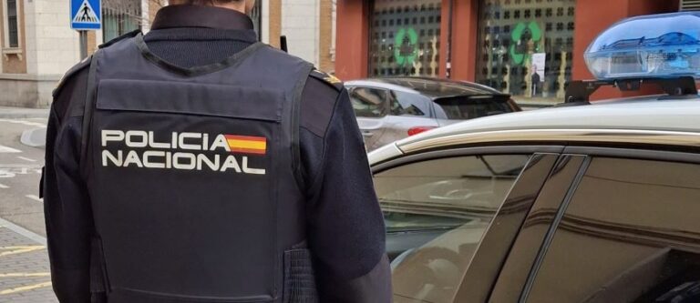 Pillados robando en una farmacia de Valladolid: detenidos con bolsas llenas de trankimazin, cosméticos y gafas