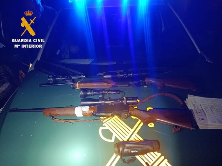 Caza furtiva en Salamanca: Pillan a dos hombres con rifles y un visor térmico en Monsagro