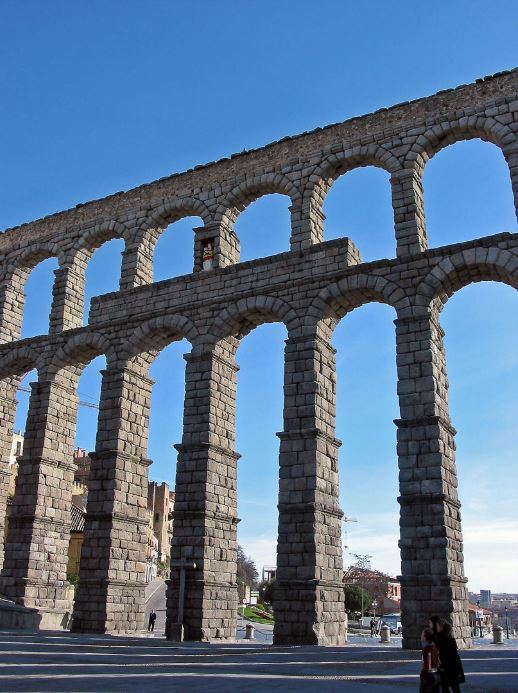 Tragedia en el acueducto de Segovia: muere un hombre tras caer desde uno de sus miradores