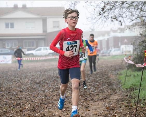 Promesas del atletismo medinense dan la cara en el autonómico de fondo en pista