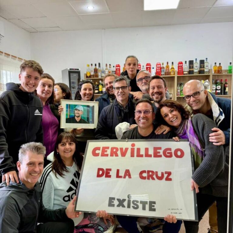 Félix Bolaños visita Cervillego de la Cruz y se fotografía con la pancarta de «La Revuelta» 