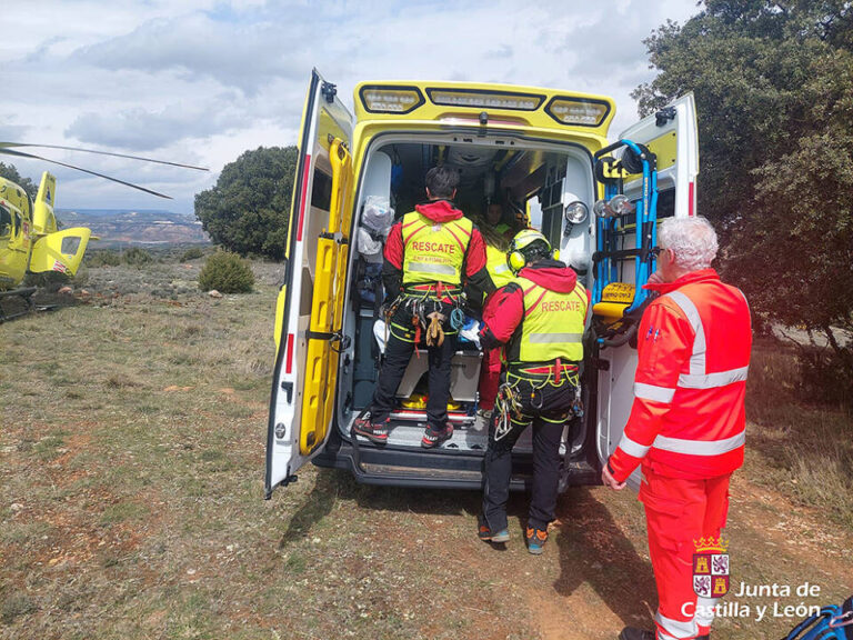 Rescatado un senderista de 48 años tras sufrir una convulsión en plena ruta a Las Cinco Lagunas (Ávila)