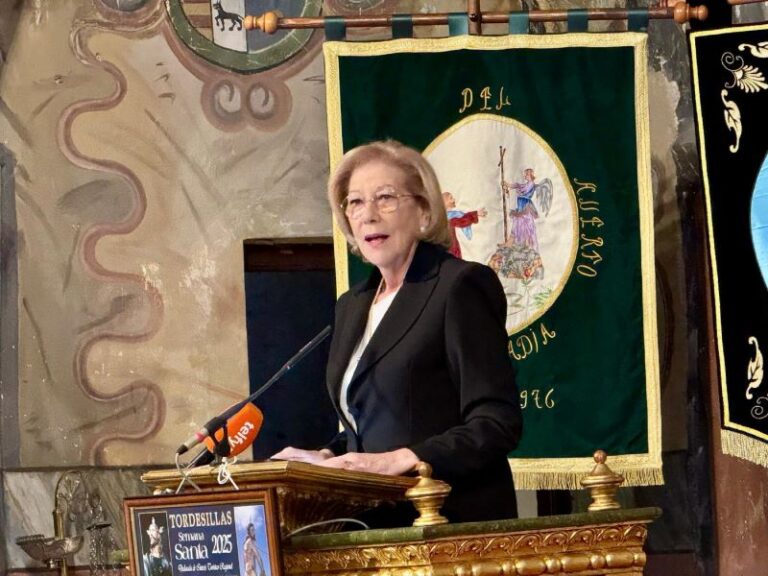 Carmen Rodríguez emociona a Tordesillas con un pregón lleno de recuerdos que da inicio a la Semana Santa 2025