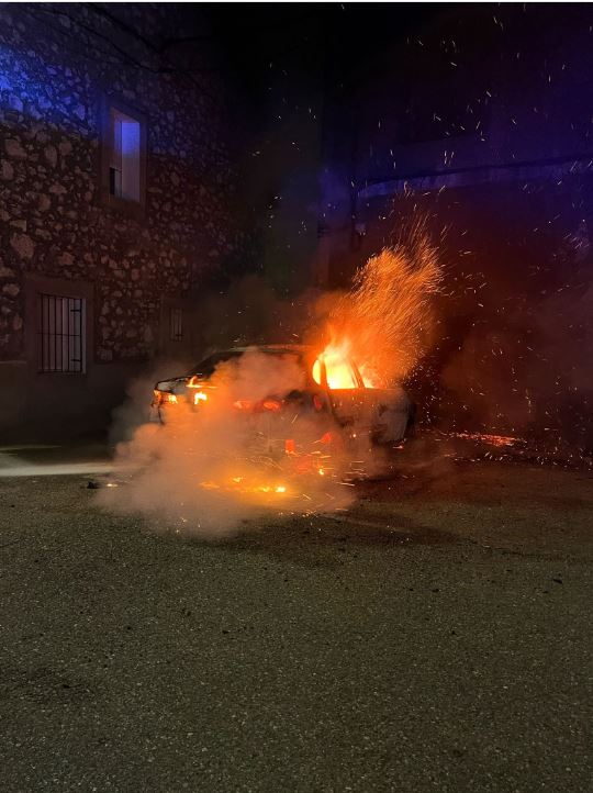 Un coche en llamas obliga a desalojar una vivienda en Montemayor de Pililla