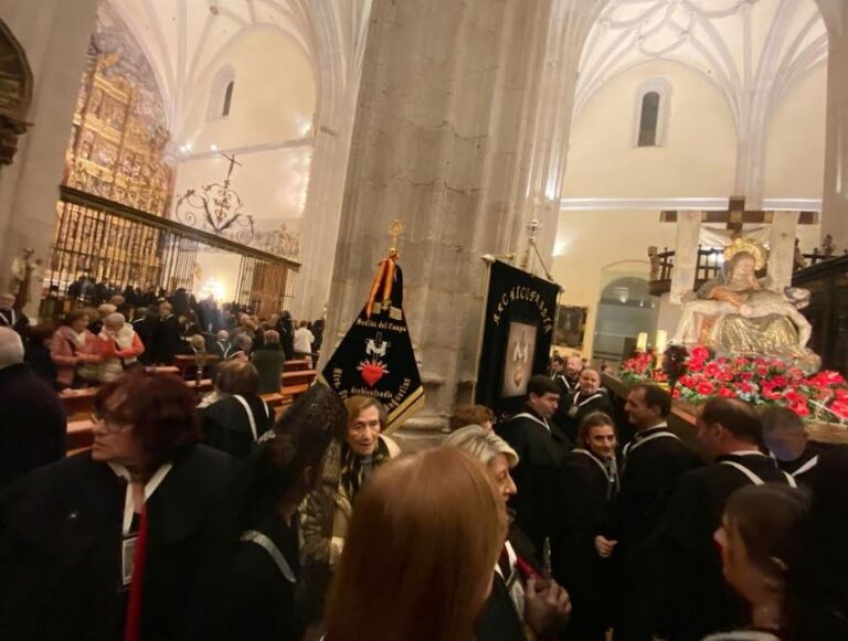 La lluvia impide la salida en procesión de la Virgen de las Angustias en Medina del Campo