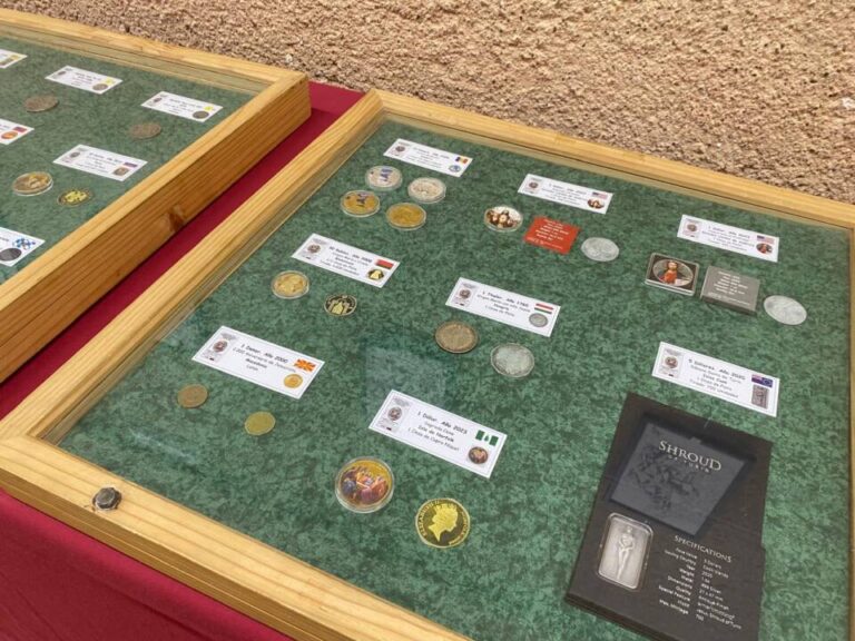Sellos y monedas que narran la historia de la Semana Santa de Medina del Campo
