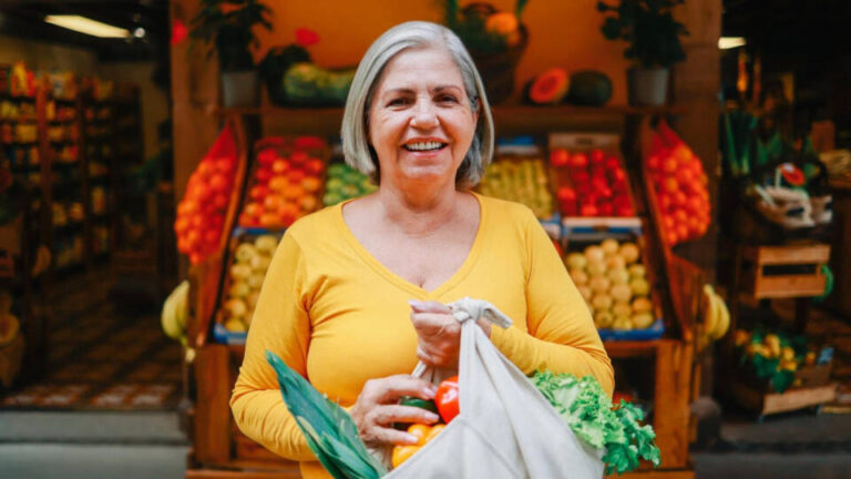 Los séniores dan una lección verde: lideran el consumo sostenible mientras los jóvenes se desinflan
