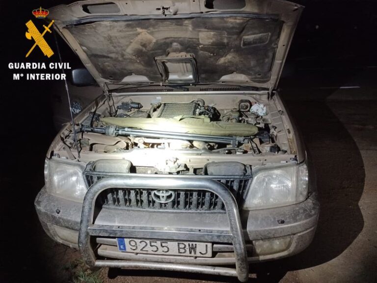 Cazadores furtivos pillados con rifle y visor térmico en Salamanca: escondían el arma bajo el capó del coche