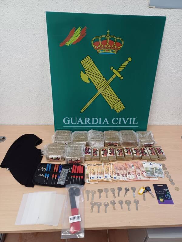 Detenidos dos jóvenes con más de 4 kilos de hachís en el maletero en un control de la Guardia Civil en Segovia
