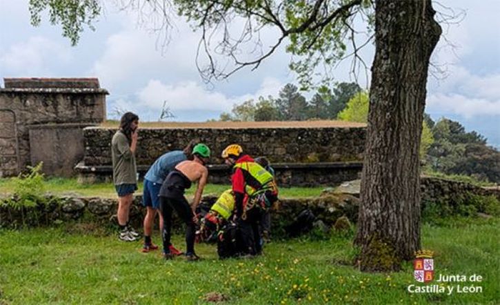 Rescatado en helicóptero un joven herido en una pierna en una zona de difícil acceso en Gavilanes (Ávila)
