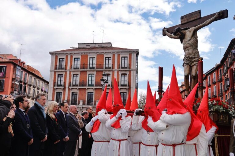 Valladolid se abre al mundo en Semana Santa: el alcalde recibe a embajadores de siete países y les invita a vivir su procesión más emblemática