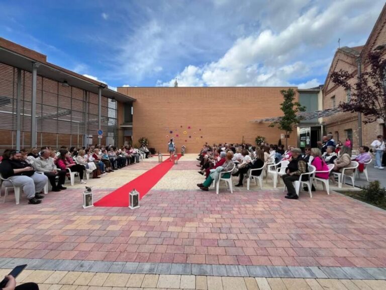 El Centro de Día de Tordesillas celebra un desfile de moda cargado de estilo, alegría y participación