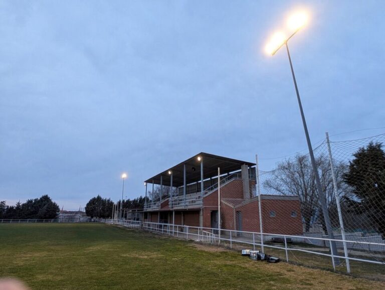 Rueda mejora la eficiencia energética del campo de fútbol municipal con nueva iluminación LED