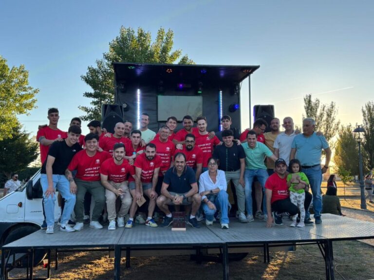 El Ayuntamiento de Olmedo reconoce el esfuerzo del AD San Miguel tras una temporada de ensueño