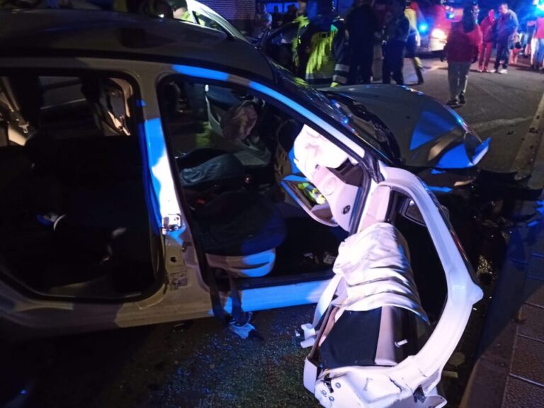 Dos menores trasladados al hospital tras una colisión frontal entre coches en Tudela de Duero