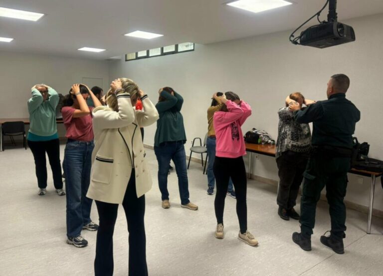 Centros del Área de Salud Valladolid Oeste reciben formación de la Guardia Civil contra agresiones