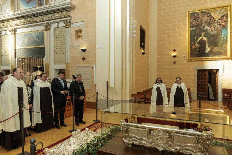 Mañueco pone en valor la figura de Santa Teresa en el inicio de la veneración pública de sus restos