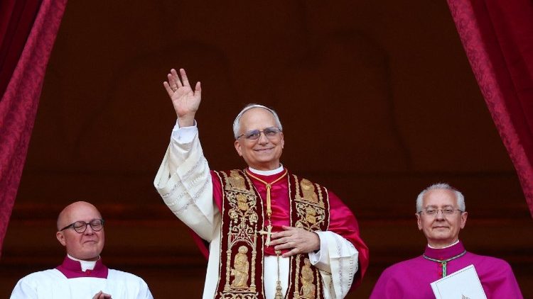 El cardenal Robert Francis Prevost es elegido Papa con el nombre de León XIV