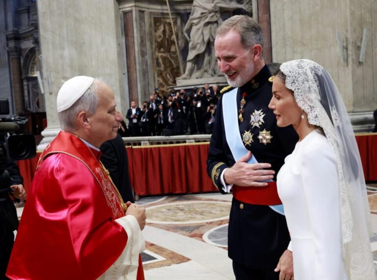 Los Reyes de España asisten en el Vaticano a la misa de inicio del Pontificado del Papa León XIV