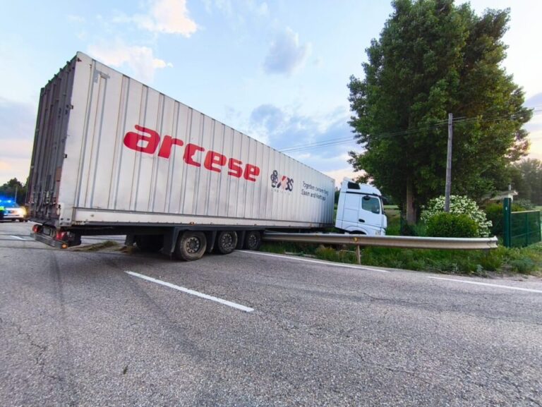 Accidente en la CL-116 a la altura de El Burgo de Osma: colisión entre una furgoneta y un camión deja un herido