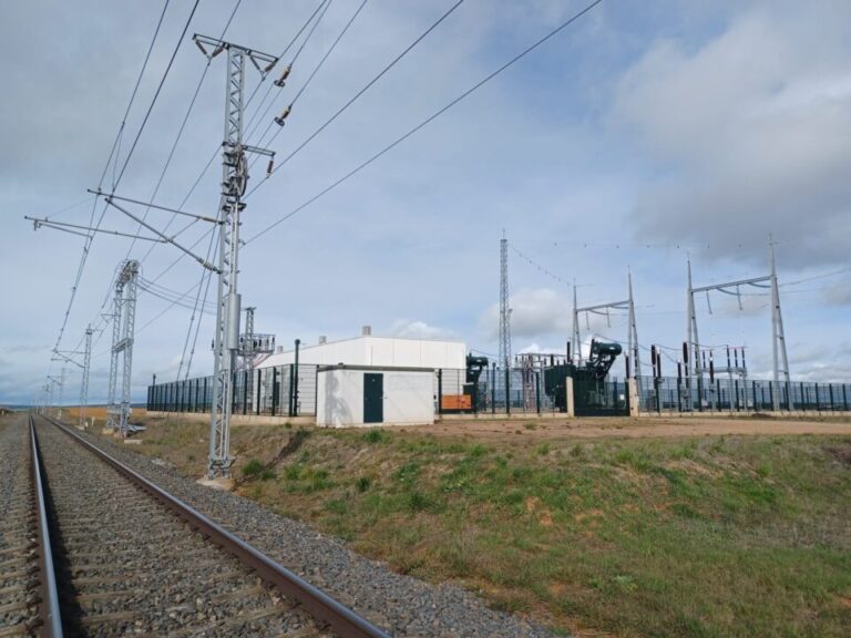 Adif invierte casi 3 millones en el mantenimiento energético de la línea Medina del Campo–Salamanca–Fuentes de Oñoro