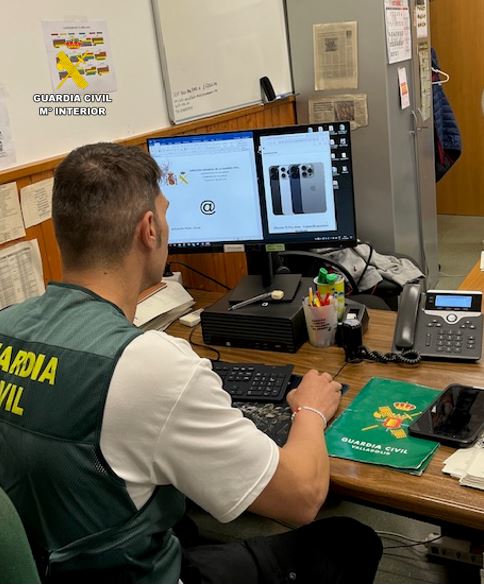 La Guardia Civil destapa una red que usurpaba identidades para cometer estafas en plataformas de juego online: 43 personas implicadas