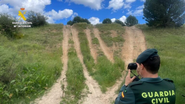 La Guardia Civil denuncia a varios vehículos 4×4 por circular ilegalmente por el cauce del río Adaja en Matapozuelos, dentro de la Red Natura 2000